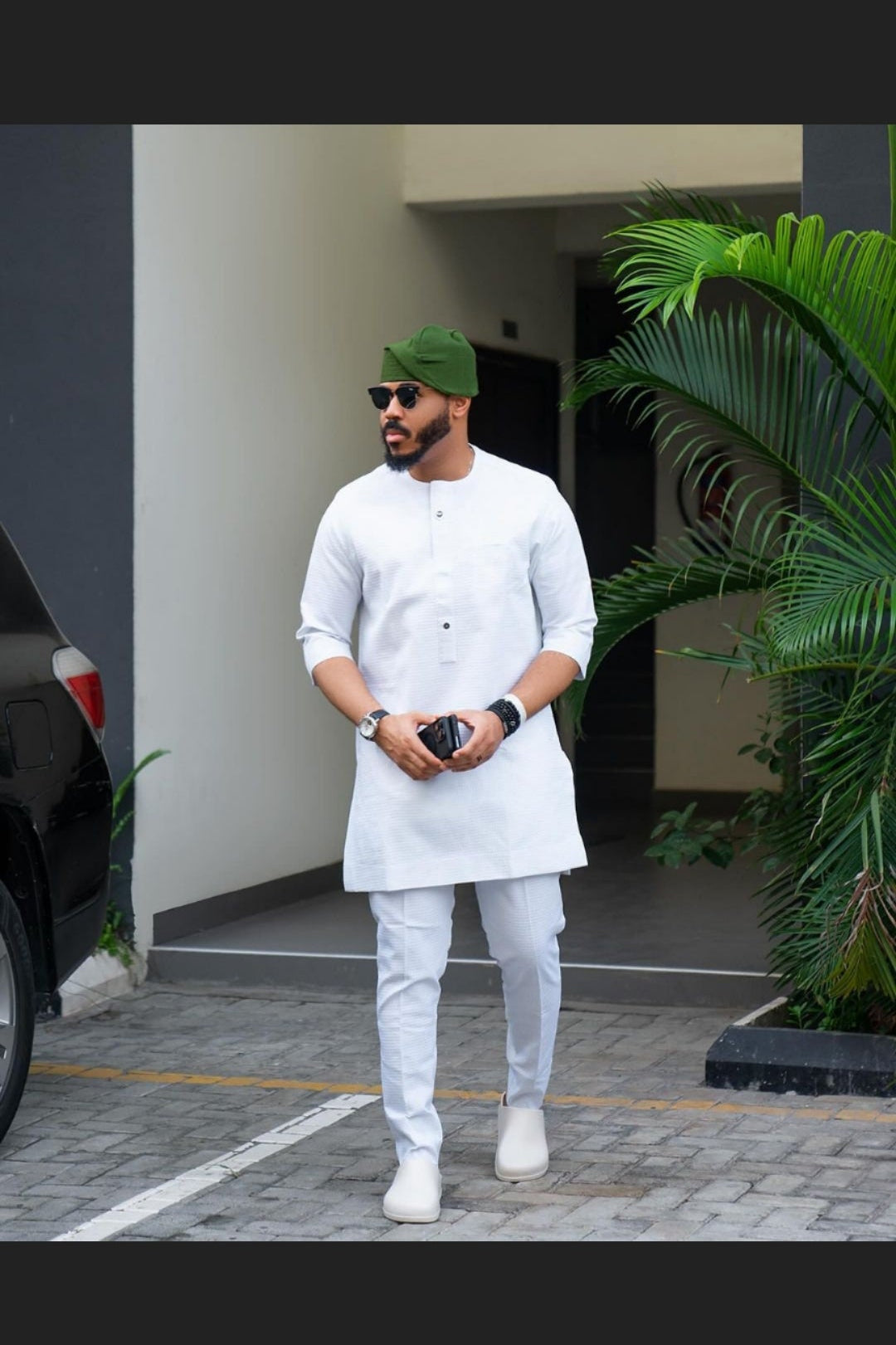 MAN DRESSES IN WHITE AFRICAN WEAR